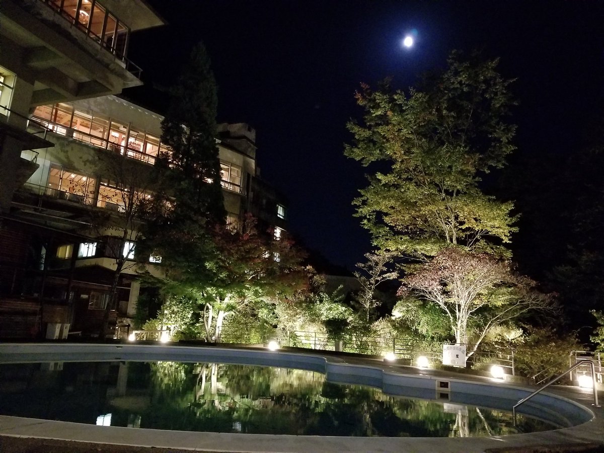 shimagrand's tweet photo. 十三夜🎑
お月さまがキレイです🌔
#四万温泉 #四万たむら #十三夜 #月見 #プールサイド https://t.co/JUQcWvwJmf