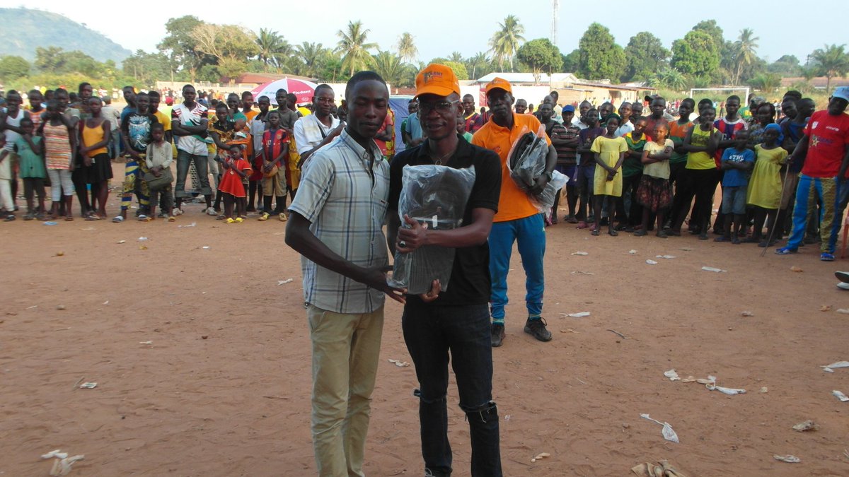 namspetrus's tweet photo. #Centrafrique : campagne talents d'adolescent édition 2018: remise des #cadeaux aux gagnants de jeux concours lors d'émission publique organisée par RND à cette occasion dans le 7ème arrondissement de Bangui. @RJDH_RCA @PNUD_RCA @UNICEF_CAR @fridolinngoulou @NgbaleoG @ADologuele https://t.co/74nuEhZHOv