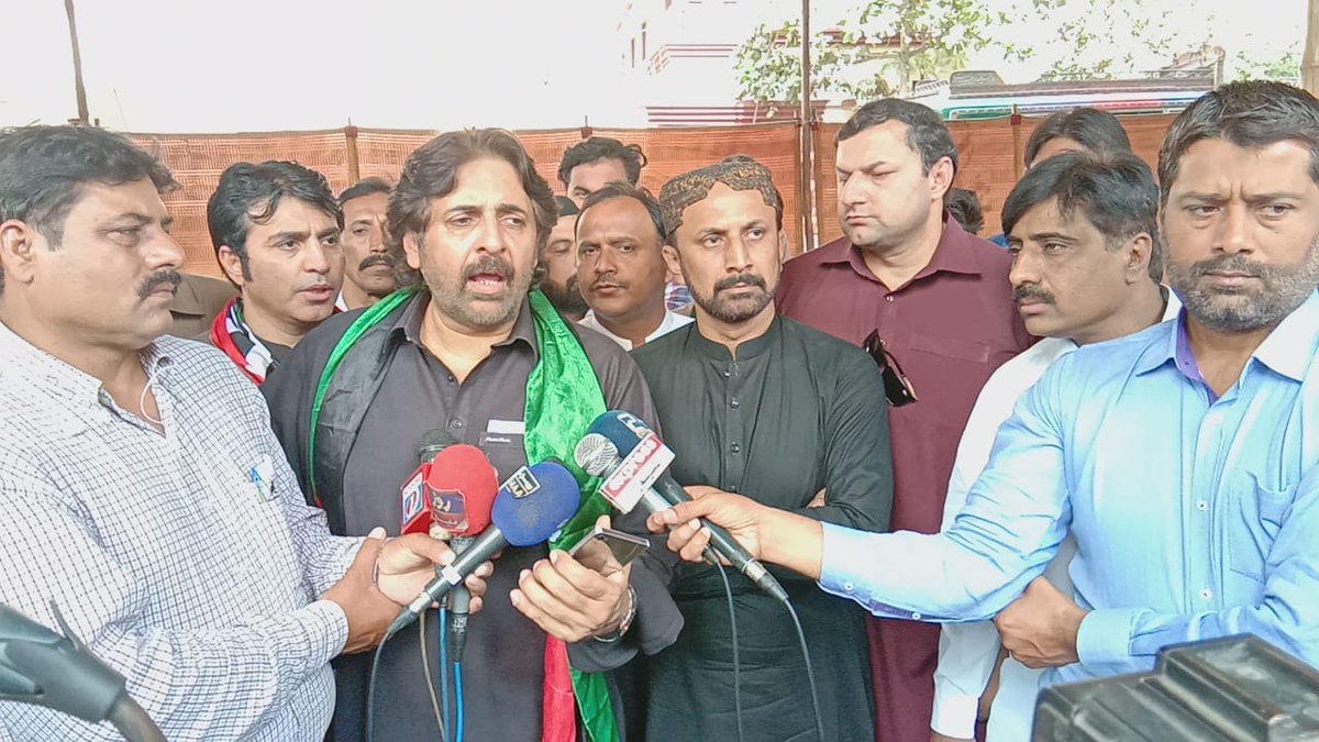 DanialAbroPPP's tweet photo. پیپلز پارٹی تحریک انصاف کی جانب سے پولنگ کا وقت بڑھانے کا مطالبہ مسترد کرتی ہے : سینیٹر عاجز دھامرہ
عوام نے مہنگائی بم کو مسترد کردیا ہے
صحافیوں کو پولنگ اسٹیشن کے اندر جانے کی اجازت نہ ملنا الیکشن کمیشن کی ناکامی ہے
جان بوجھ کے ووٹرز کو پریشان کرکے ووٹنگ کو سست کیا جارہا ہے https://t.co/cv6htqDi9E