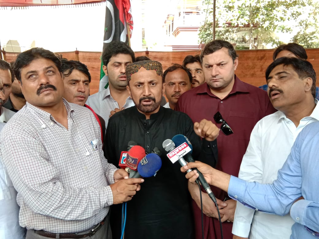 DanialAbroPPP's tweet photo. پیپلز پارٹی تحریک انصاف کی جانب سے پولنگ کا وقت بڑھانے کا مطالبہ مسترد کرتی ہے : سینیٹر عاجز دھامرہ
عوام نے مہنگائی بم کو مسترد کردیا ہے
صحافیوں کو پولنگ اسٹیشن کے اندر جانے کی اجازت نہ ملنا الیکشن کمیشن کی ناکامی ہے
جان بوجھ کے ووٹرز کو پریشان کرکے ووٹنگ کو سست کیا جارہا ہے https://t.co/cv6htqDi9E