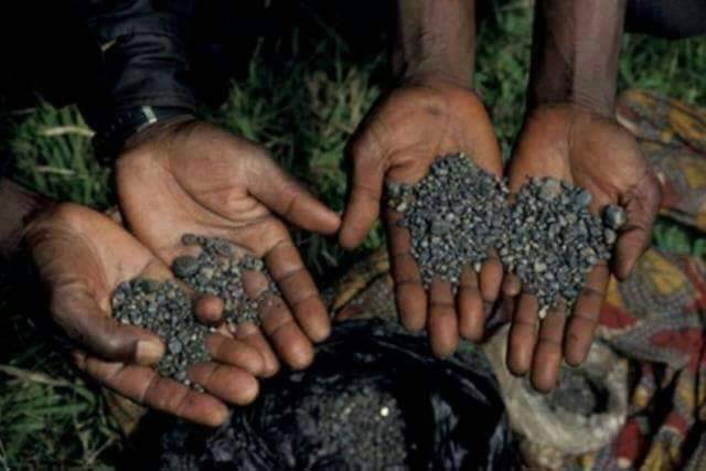 BlkHistStudies's tweet photo. No cell phone is operable without this. And the #DRCongo supplies more than 85% of the world's #Coltan #CongoWeek2018 #Congo #BreakingTheSilence https://t.co/qenxWHntSz