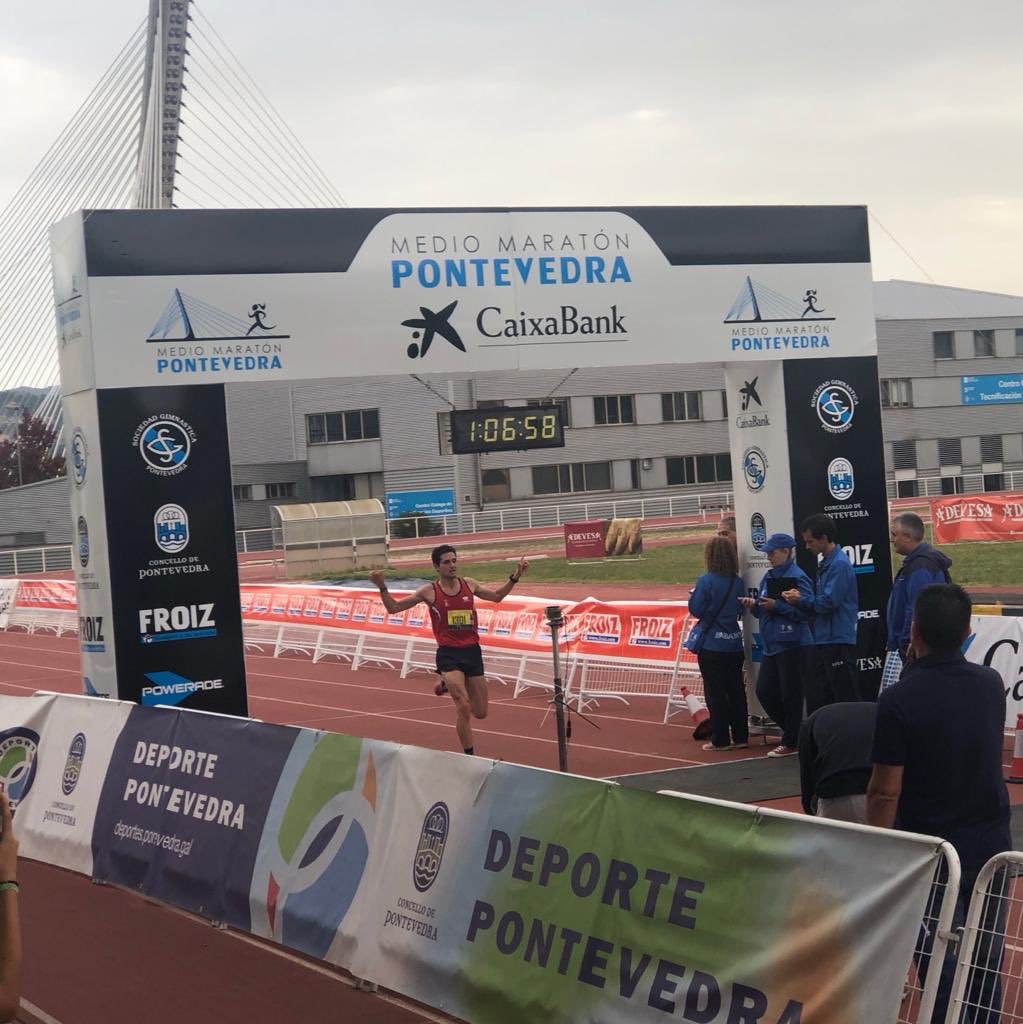 run_maniak's tweet photo. Alex lo ha vuelto a conseguir!! Ganó la Media Maraton de Pontevedra con 1:06:58 Bravo campeón! #mediamaraton #pontevedra #newbalance1400 #runmaniak #mmp https://t.co/EwkuENf7pt