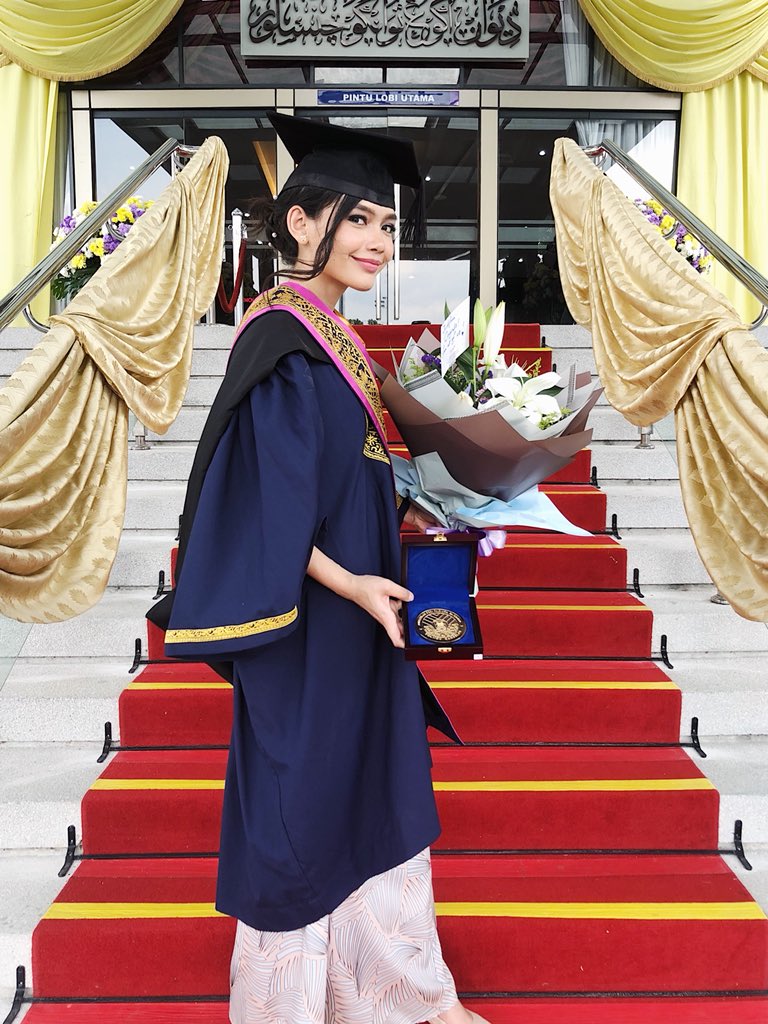 afweena's tweet photo. Syukur Alhamdulillah, 

I was awarded Anugerah Seri Paduka Baginda Tuanku Canselor / YDP Agong Award. 

I am truly grateful to UiTM, JPA, my family, lecturers &amp; friends ❤️ 

Thank you to Mingguan Malaysia, Metro &amp; Kosmo for the write-ups 🗞

Something I would like to share: https://t.co/T1hRx9R8kb
