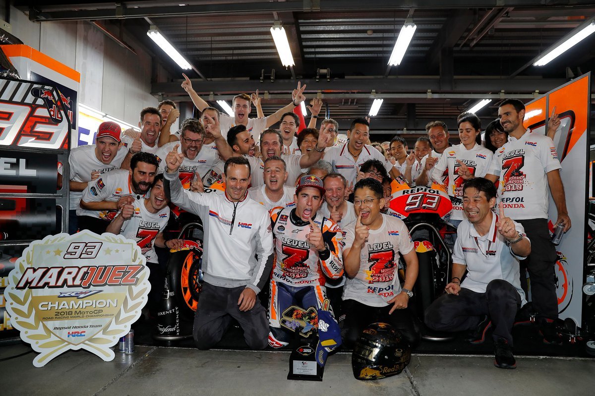 Informeitors's tweet photo. Márquez celebrando el título a lo grande con el equipo
#D93S #MM93 https://t.co/4guvbvSY9S