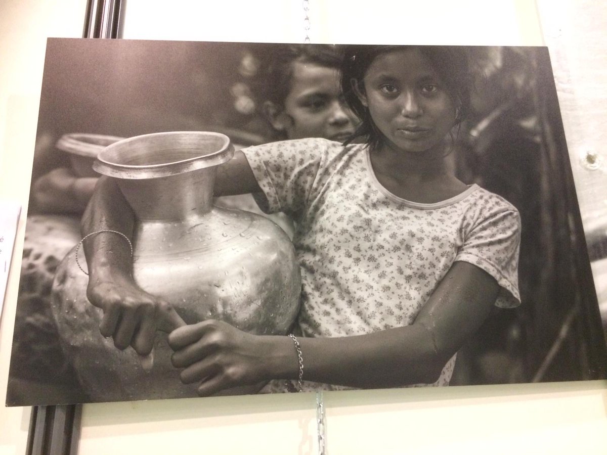 Joce1983's tweet photo. #RAMS2018
Première étape sur notre stand : notre exposition photo sur les Rohingyas 📸
Photos signées Pierre Failler. https://t.co/l66bTpfnmN