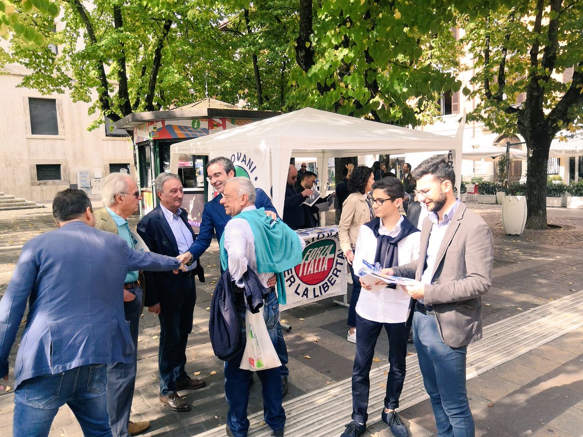 robertoocchiuto's tweet photo. Questa mattina in Piazza XI Settembre con i ragazzi di @cosenza_fig per presentare le proposte di @forza_italia per il #Mezzogiorno che questo governo ha totalmente dimenticato. Il messaggio che lanciamo è semplice: NOI VOGLIAMO CORRERE COME GLI ALTRI! 

#NoiVogliamoCorrere 🇮🇹 https://t.co/e5bvh2NRmg