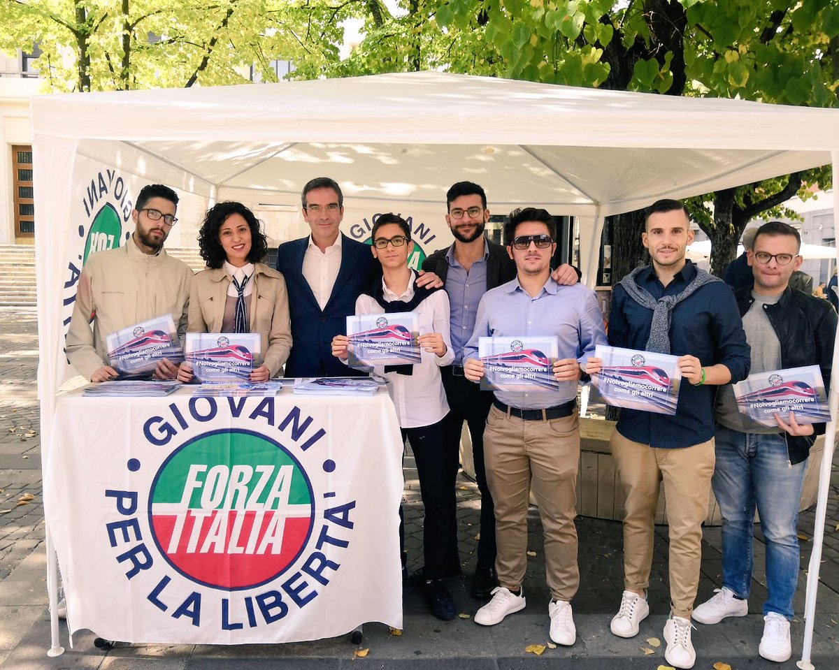 robertoocchiuto's tweet photo. Questa mattina in Piazza XI Settembre con i ragazzi di @cosenza_fig per presentare le proposte di @forza_italia per il #Mezzogiorno che questo governo ha totalmente dimenticato. Il messaggio che lanciamo è semplice: NOI VOGLIAMO CORRERE COME GLI ALTRI! 

#NoiVogliamoCorrere 🇮🇹 https://t.co/e5bvh2NRmg