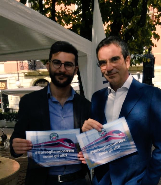 robertoocchiuto's tweet photo. Questa mattina in Piazza XI Settembre con i ragazzi di @cosenza_fig per presentare le proposte di @forza_italia per il #Mezzogiorno che questo governo ha totalmente dimenticato. Il messaggio che lanciamo è semplice: NOI VOGLIAMO CORRERE COME GLI ALTRI! 

#NoiVogliamoCorrere 🇮🇹 https://t.co/e5bvh2NRmg