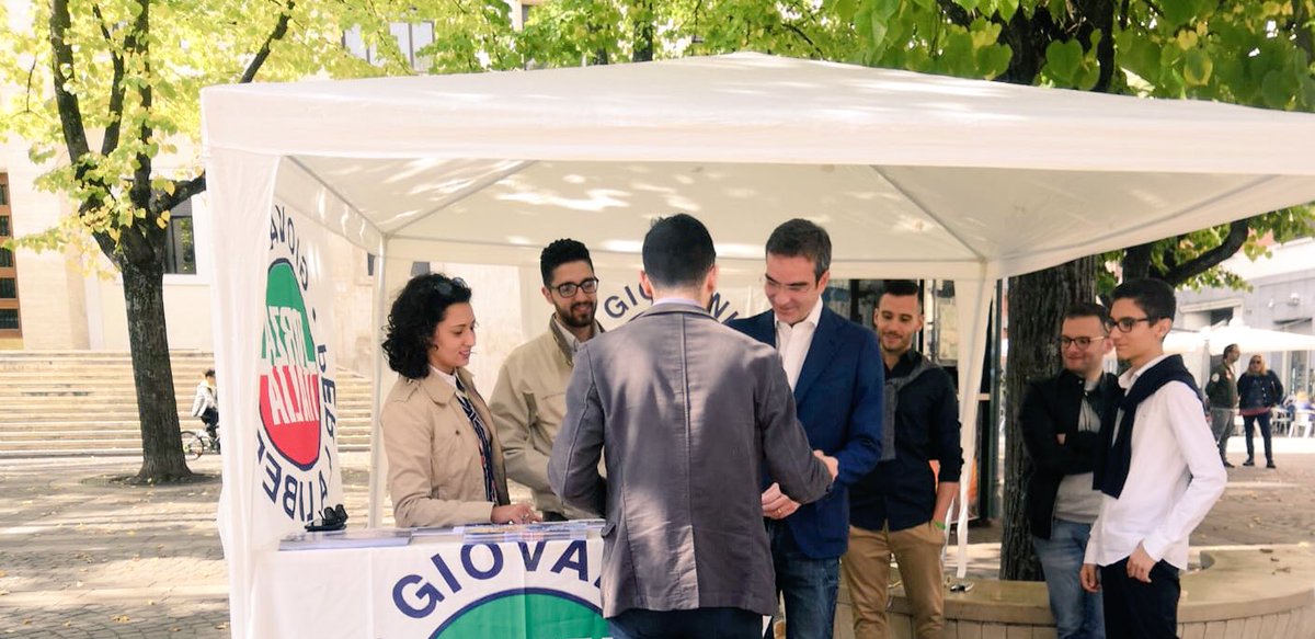 robertoocchiuto's tweet photo. Questa mattina in Piazza XI Settembre con i ragazzi di @cosenza_fig per presentare le proposte di @forza_italia per il #Mezzogiorno che questo governo ha totalmente dimenticato. Il messaggio che lanciamo è semplice: NOI VOGLIAMO CORRERE COME GLI ALTRI! 

#NoiVogliamoCorrere 🇮🇹 https://t.co/e5bvh2NRmg
