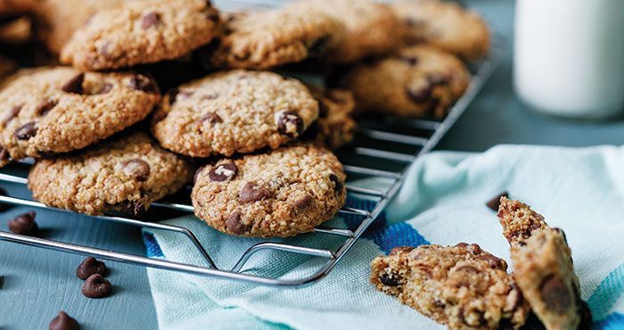 easyfoodmag's tweet image. We still haven't figured out an entirely healthy option, but these healthier chocolate chip cookies are a pretty great place to start with guilt-free baking! buff.ly/2RYd3SL #baking #healthieroption