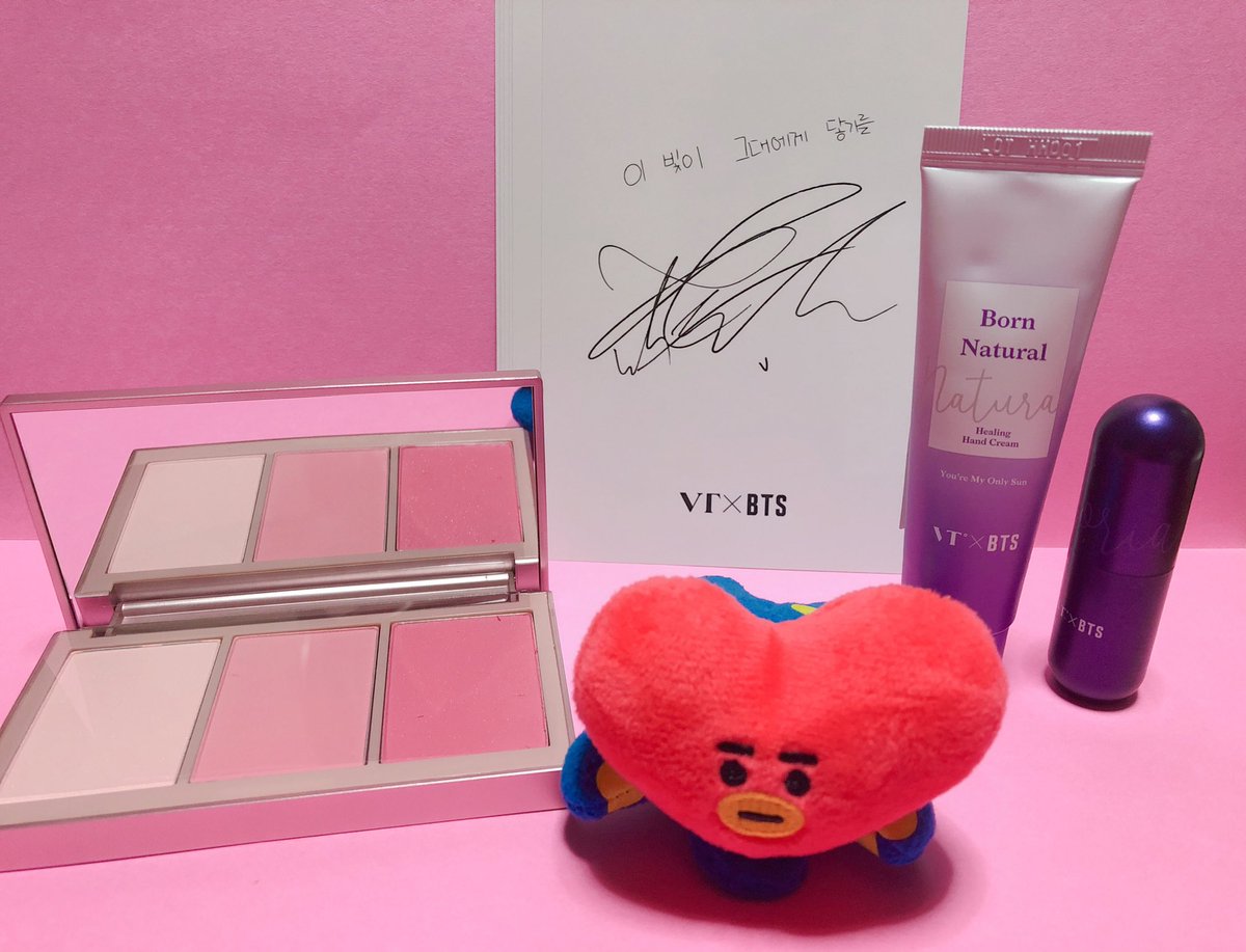 momoneko_yoo's tweet photo. 昨日はVTコスメにも💄✨

欲しかったハンドクリーム💜
たくさん種類あって良くわからなかったけど適当に買ってみた😅

これを塗り塗りしてお手手綺麗になって握手会…行きたいゾォ😭🙏

口紅とチークも買ってポストカードげっとん💜

@BTS_twt 
#VT_BTS https://t.co/ZqsnbTu9O1