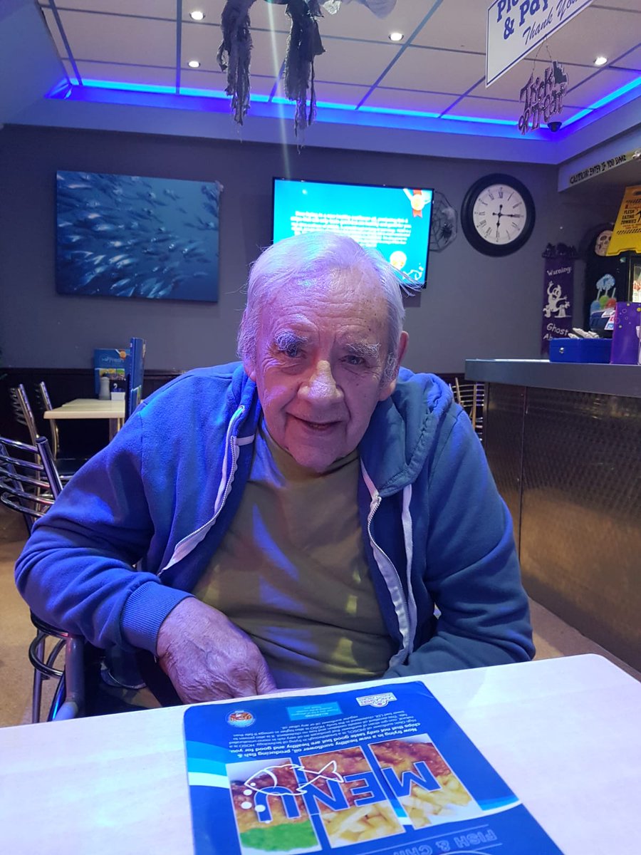 paje100's tweet photo. Fabulous week here @HC_One Rose Court where residents took nights out to see the Blackpool lights and enjoyed fish &amp; chips by the sea @KarenDavies9040 @BonnieDayUK @NicolaJayneGar1 @leabat3 https://t.co/RSGE8Io79E