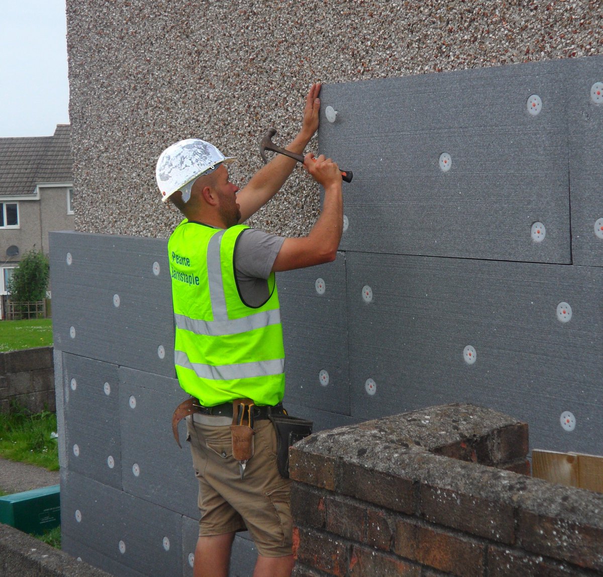 If your house has uninsulated solid walls, 45% of your heat is escaping! Advice is to insulate  #energysaving #GreenGB