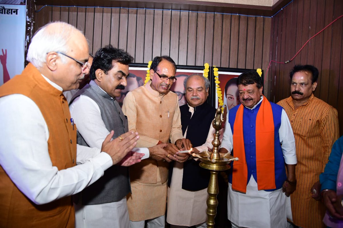 BJP4MP's tweet photo. ��िकसित मध्यप्रदेश आज से समृद्ध मध्यप्रदेश की और कदम बढ़ा चुका है। भाजपा प्रदेश कार्यालय, भोपाल से हुई समृद्ध मध्यप्रदेश यात्रा की शुरुआत।  
#BJP4SamriddhMP https://t.co/lCwUxcGWTj
