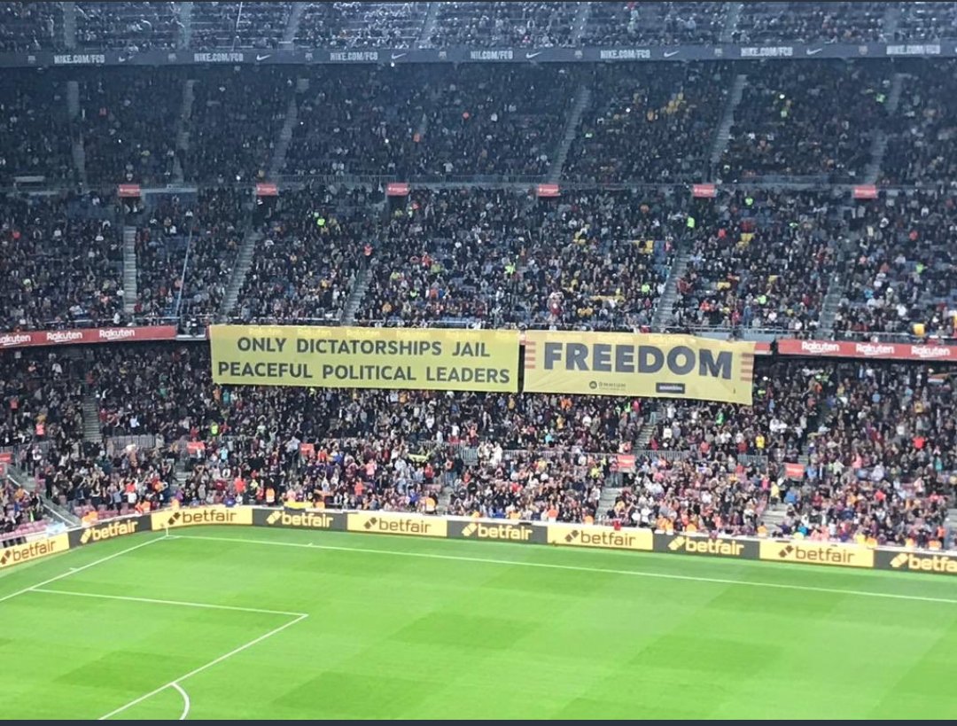 JuanjoRiveraR's tweet photo. Los V.S del Sánchez Pizjuán detectan un tapón de 1,5cm o la pancarta de Biris de apenas dos metros.Los del Camp Nou no detectan la entrada ni prohíben la exhibición de dos pancartas golpistas de 30 metros .¿Algo que decir @Tebasjavier?¿Las reglas son iguales para todos? https://t.co/eWcinuc8cA