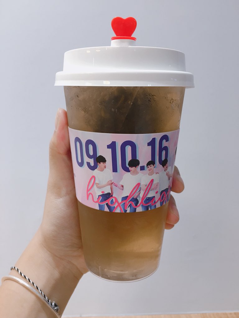 junxuann's tweet photo. got my highlight’s 9th anniversary cup sleeves by @MYHiLight at the heetea store in johor. love them so much, they are so pretty. thank you for doing it here too :”D❤️
#MYHiLI9HT
#ThePastInThePresent https://t.co/AisBW2vYKR