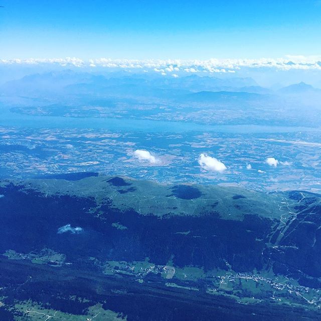 Solutions2pollu's tweet photo. Quelle est jolie la Suisse! ❤️ #tw #viewfromabove #wanderlust #wonderfulplaces #postcardsfromtheworld #photographyislifee #choosemountains #travelgirl #travelquotes #lac #léman #geneva https://t.co/V43xJuoLgx