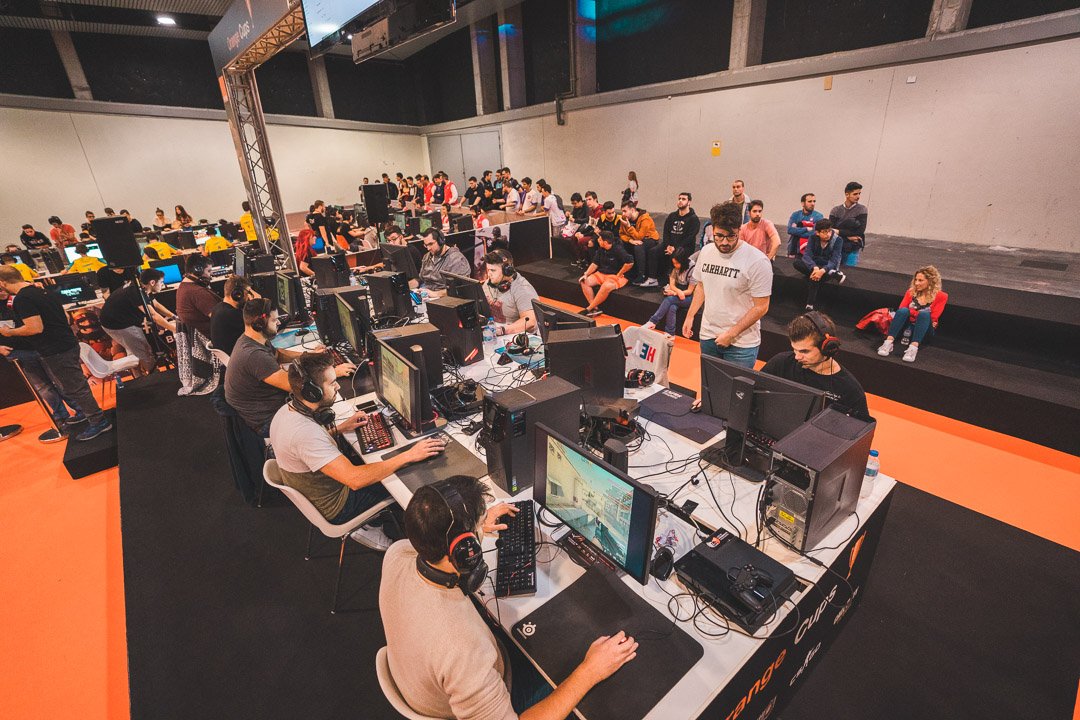 LVPes's tweet photo. ¡Día de finales de las #OrangeCupsMGW! ¡Comienza la gran final de CS:GO entre #VamosAEco y #LastTribes! https://t.co/P05mOudUjw