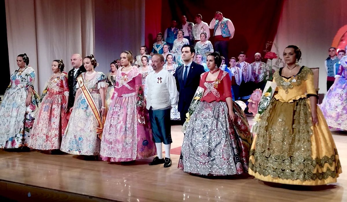 SagredoMarco's tweet photo. Ayer tuve el placer de asistir a las #presentaciones de la Falla Enric Valor Rabosar

Gracias por invitarme y felicidades, especialmente a sus #FallerasMayores Aitana y María Pilar y a sus Presidentes David y Ramos

#PaternaFalles #PaternaLovers https://t.co/UJPG2uaFID