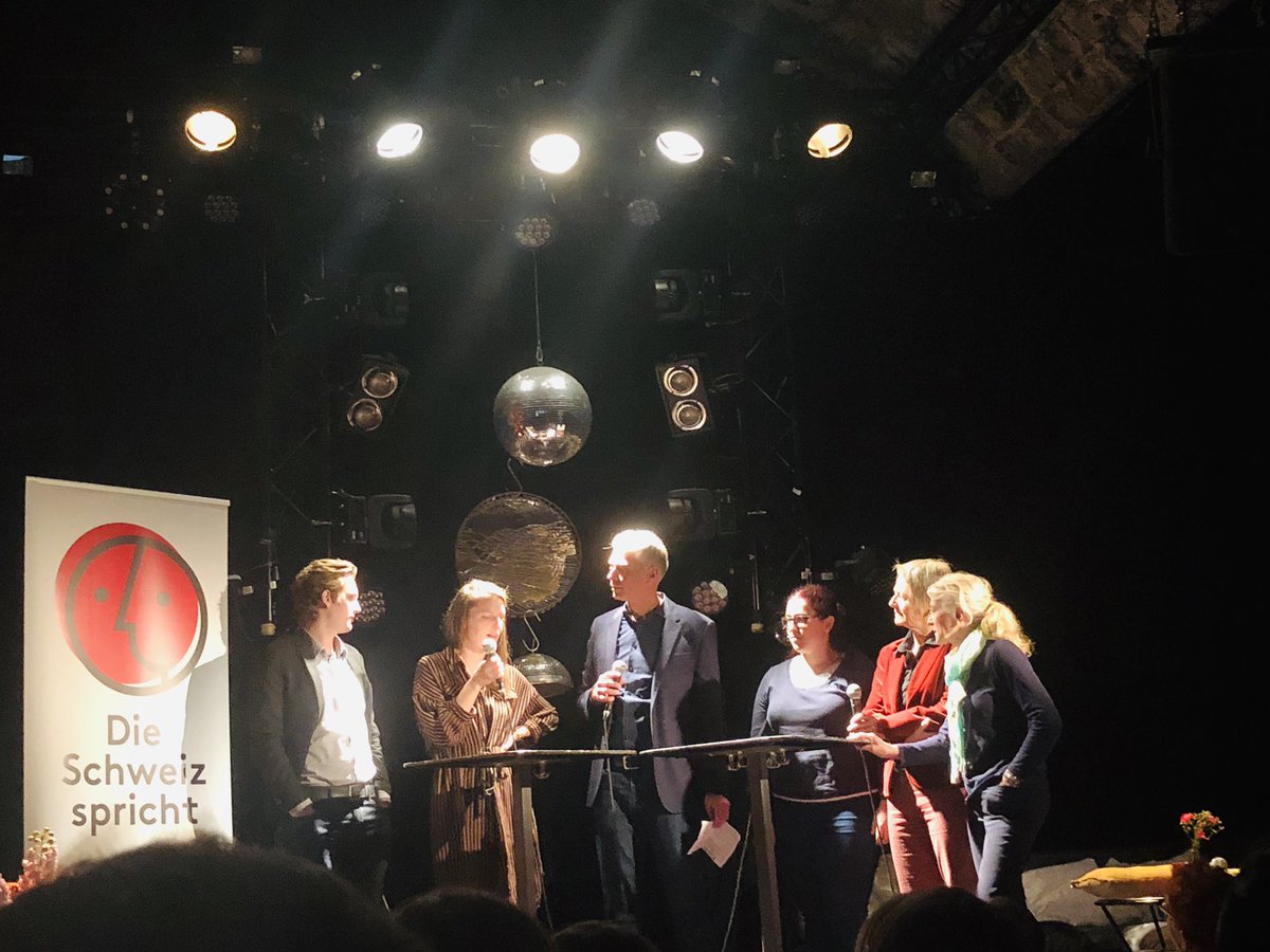 Wochenzeitung's tweet image. Überraschend hohe Einigkeit, dass #Schweizspricht ein Erfolg ist. Am Schlusspodium im Bogen F in Zürich.  Vielen Dank an alle LeserInnen, die mitgemacht haben!