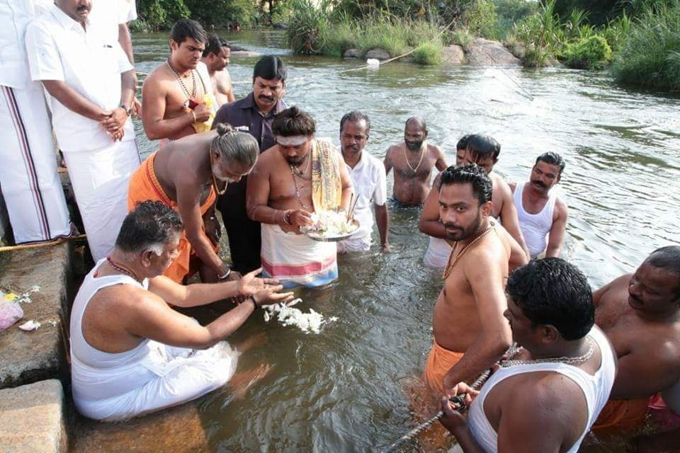 BoseSelva8's tweet photo. அடேய் பச்சைத்துரோகியே.. "நீ செய்த பாவத்திற்கும், துரோகத்திற்கும் உங்கப்பன் வந்து தாமிரபரணியில் தலைமுழ்கினாலும் போகாது.." #FraudOps #420Ops https://t.co/BvFi1Qra3t