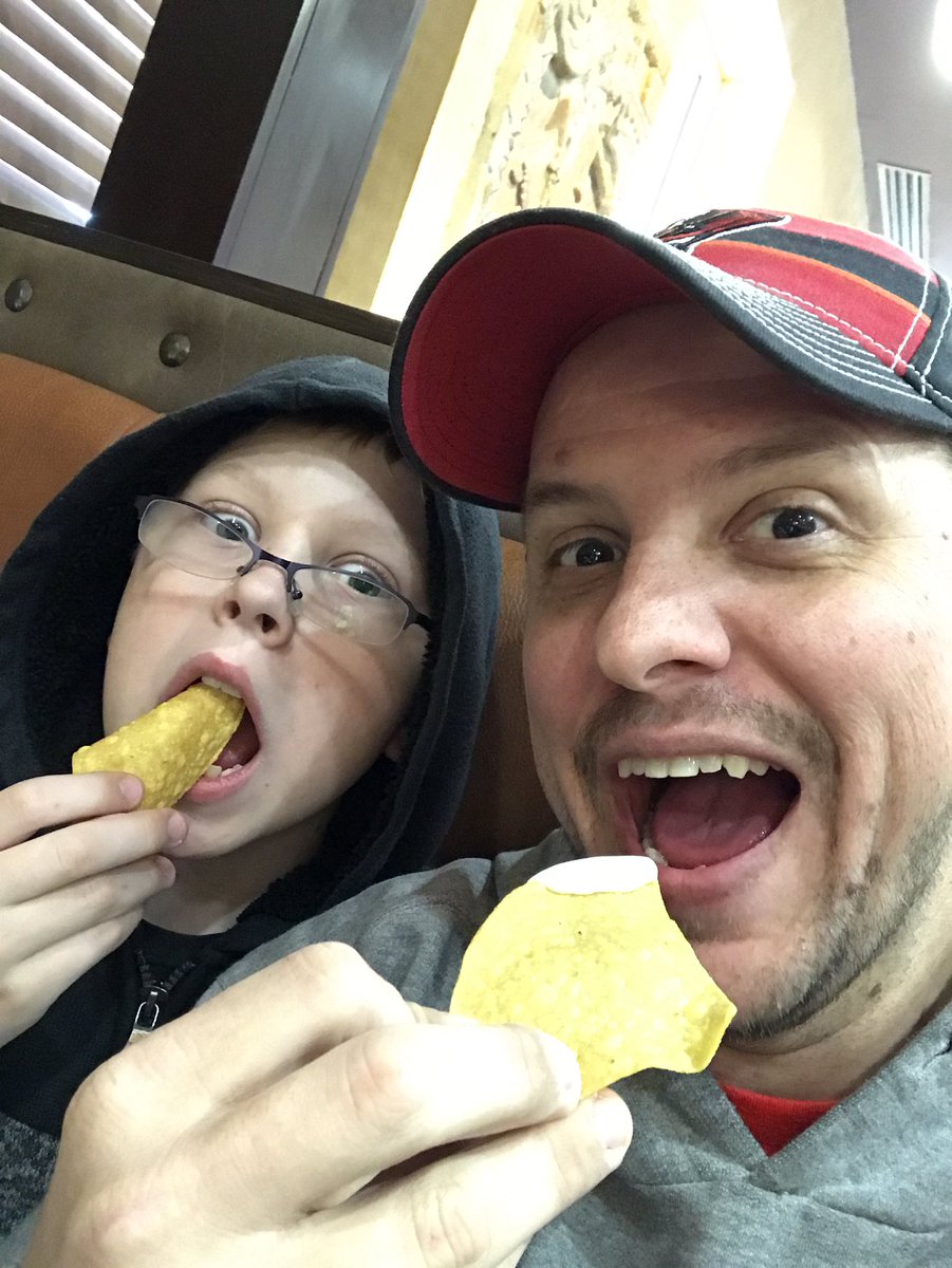 mcx1979's tweet photo. Nom nom
#lunchwiththefam #demnachos #freshguac @plazaazteca https://t.co/IUDqU4kICa