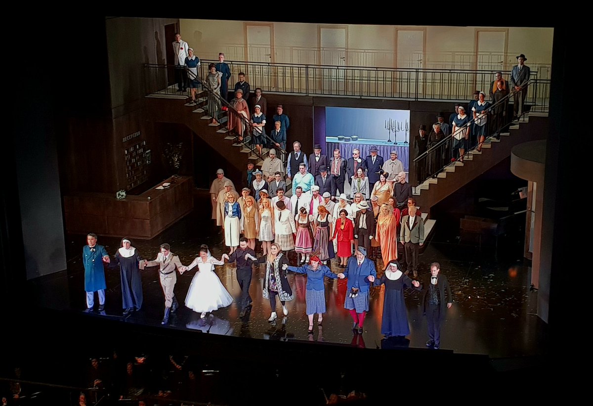 Opernjunkie's tweet photo. #CurtainCall eines lauschigen Opernnachmittags! Aus dem Graben der #OperErfurt erklang unter Chanmin Chung ein meist leichtfüßig u süffiger #Auber. Musikalisch bestach insb. die koloratursichere Leonor Amaral (Zerline) u Alexander Voigt in der Titelpartie mit Rampensau-Qualität! https://t.co/Y3Zmf0T7WG