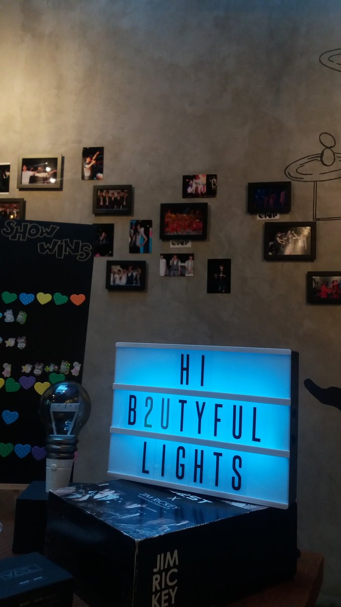 tinycheon4's tweet photo. Walking down the memory lane. Been looking forward to this event since the announcement hehehe love it so muchㅠㅠㅠㅠ thankyou & good job guys!!💞💞 @MYHiLight #ThePastInThePresent https://t.co/Yqxrxd8sm4