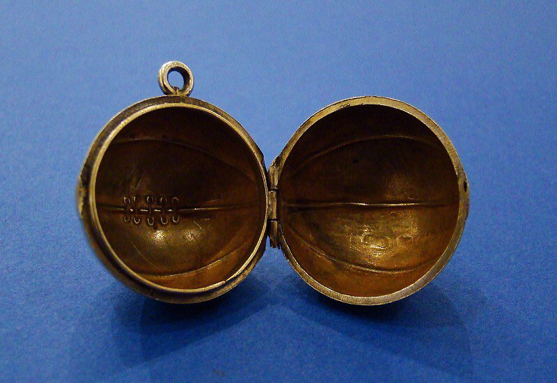 DanielBexfield's tweet photo. Victorian Sterling Silver gilded 'Stitched Leather Football' Fob/Locket
Made by Charles Edward Soloman
Birmingham 1889
Diameter 0.8" (2.1cm)
Price £435.00

Early for football related items
Original gilding
Excellent condition
#football #footballs #antiquefootball 
#antiquesilver https://t.co/k3Nn4eP1Yo