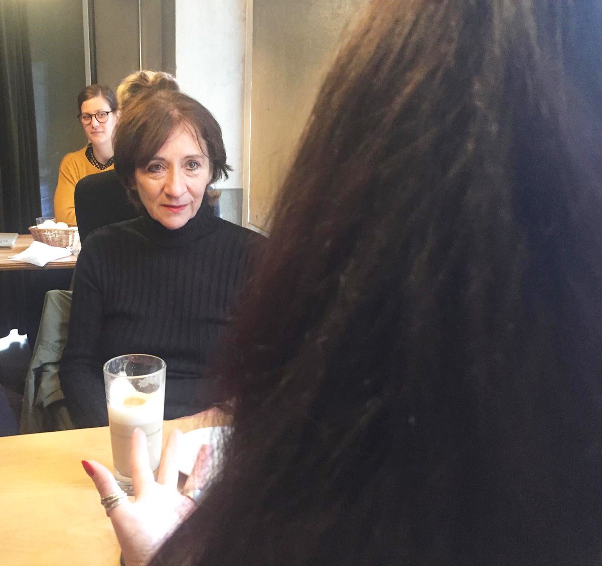 tagesanzeiger's tweet image. Zwei Generationen an einem Tisch in Zürich: Doris Aerne (66) will ihre eigene Haltung im Gespräch reflektieren, Petra Nöthiger (26) schätzt die Diskussion,  auch wenn man nicht gleicher Meinung ist. #schweizspricht