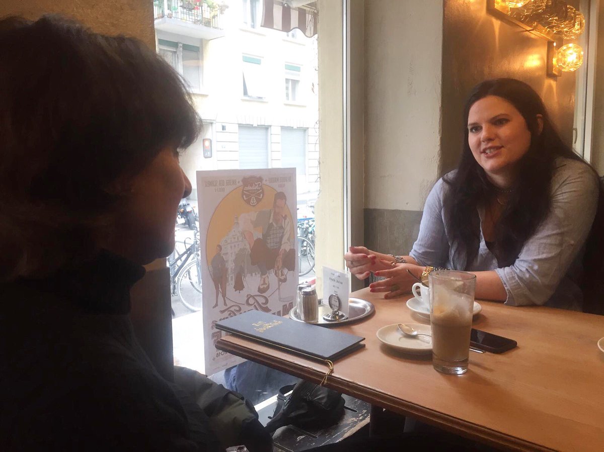 tagesanzeiger's tweet image. Zwei Generationen an einem Tisch in Zürich: Doris Aerne (66) will ihre eigene Haltung im Gespräch reflektieren, Petra Nöthiger (26) schätzt die Diskussion,  auch wenn man nicht gleicher Meinung ist. #schweizspricht