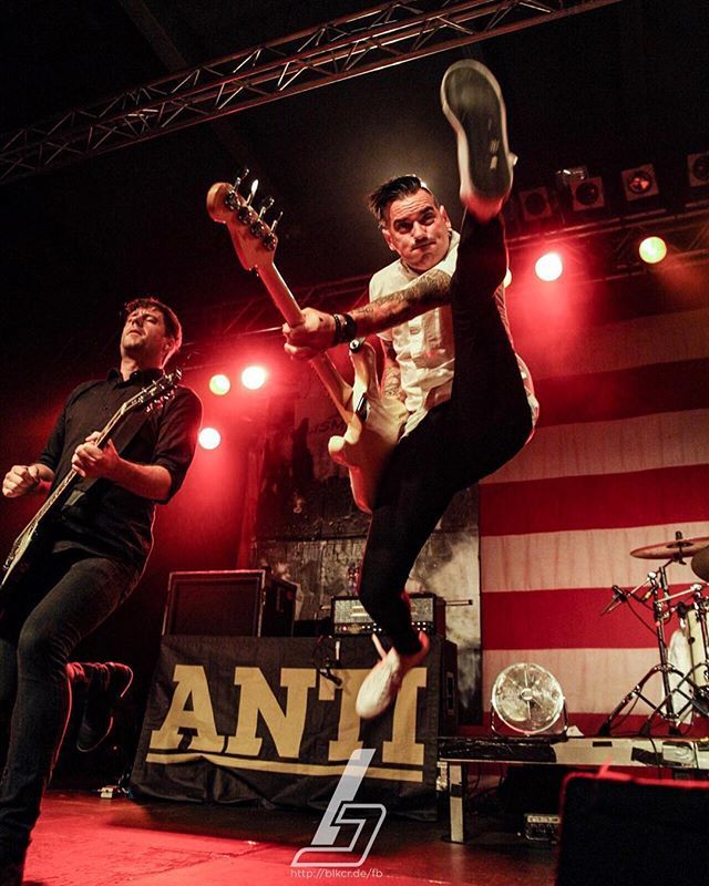 BlackChester's tweet photo. .@chrisdos of @anti_flag with the gymnastic stunts in #cologne #americanspring #americanfall #köln #chrisnumber2 #livemusichall #antiflag #justinsane #bandphotography #concertphotography #musicphotography #teamcanon #canon6d #canon #sigmaphoto #sigma. https://t.co/6JZCu2kbg4 https://t.co/6lXKu689aT