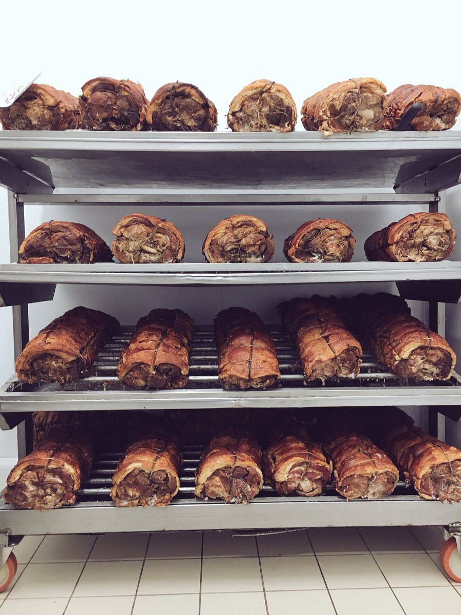 ClaudiaShanta's tweet photo. Vino porchetta e pane casareccio: sono i tre moschettieri della tradizione #food dei Castelli Romani. E se vi chiedete perché la porchetta di Ariccia è la migliore, sappiate che viene curata, lavorata e prodotta con tanto amore!
#dpfood #InstaAriccia #Laziodellemeraviglie https://t.co/T6kSJAfbYh