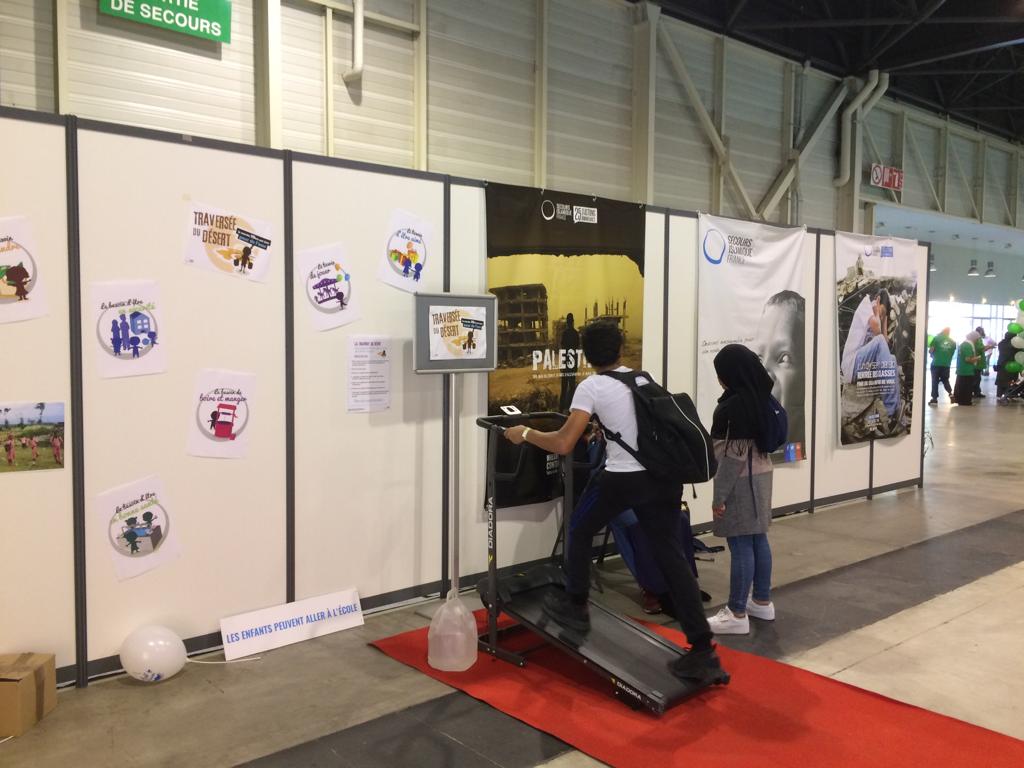 SIF_ONG's tweet photo. #RAMS2018
Quelques visiteurs vaillants se prêtent au jeu de notre #TraverséeDuDésert. RDV sur notre stand pour en savoir plus 😉 https://t.co/zaJ8Mq3RiJ