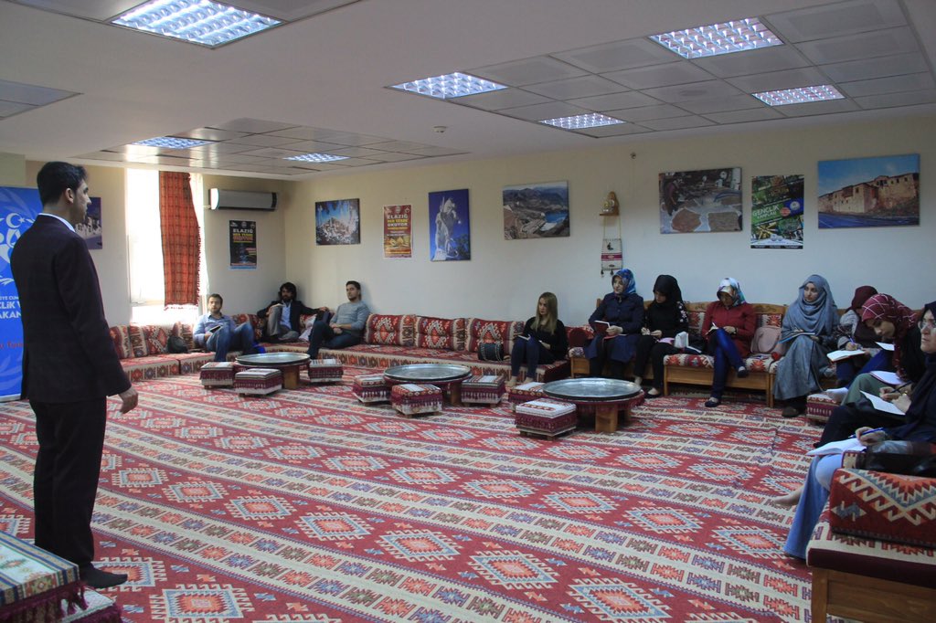 Telmih Kültür,Sanat ve Edebiyat Dergisi işbirliğiyle, Yazarlık Atölyesi kapsamında kültür,sanat ve edebiyatın ruhuna yolculuk başladı. Yazım sokağının büyülü ve samimi yüzü ile tanışacak gençlerimizi bu kulvarda geleceğe umut olarak taşıyacağız. Başvurular devam ediyor. #GSBGM