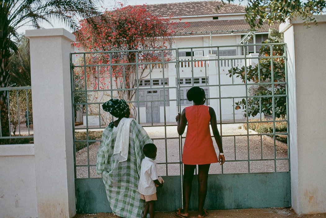 afrodyssee's tweet photo. VINTAGE SENEGAL
Fruits market. Senegal 1979. By Erich Lessing #erichlessing #photography #women #market #vintage #africanfabric #africanprint #headwrap #melanin #70s #senegal #africa #geneve #afrodyssee https://t.co/TfCCsB8JGD