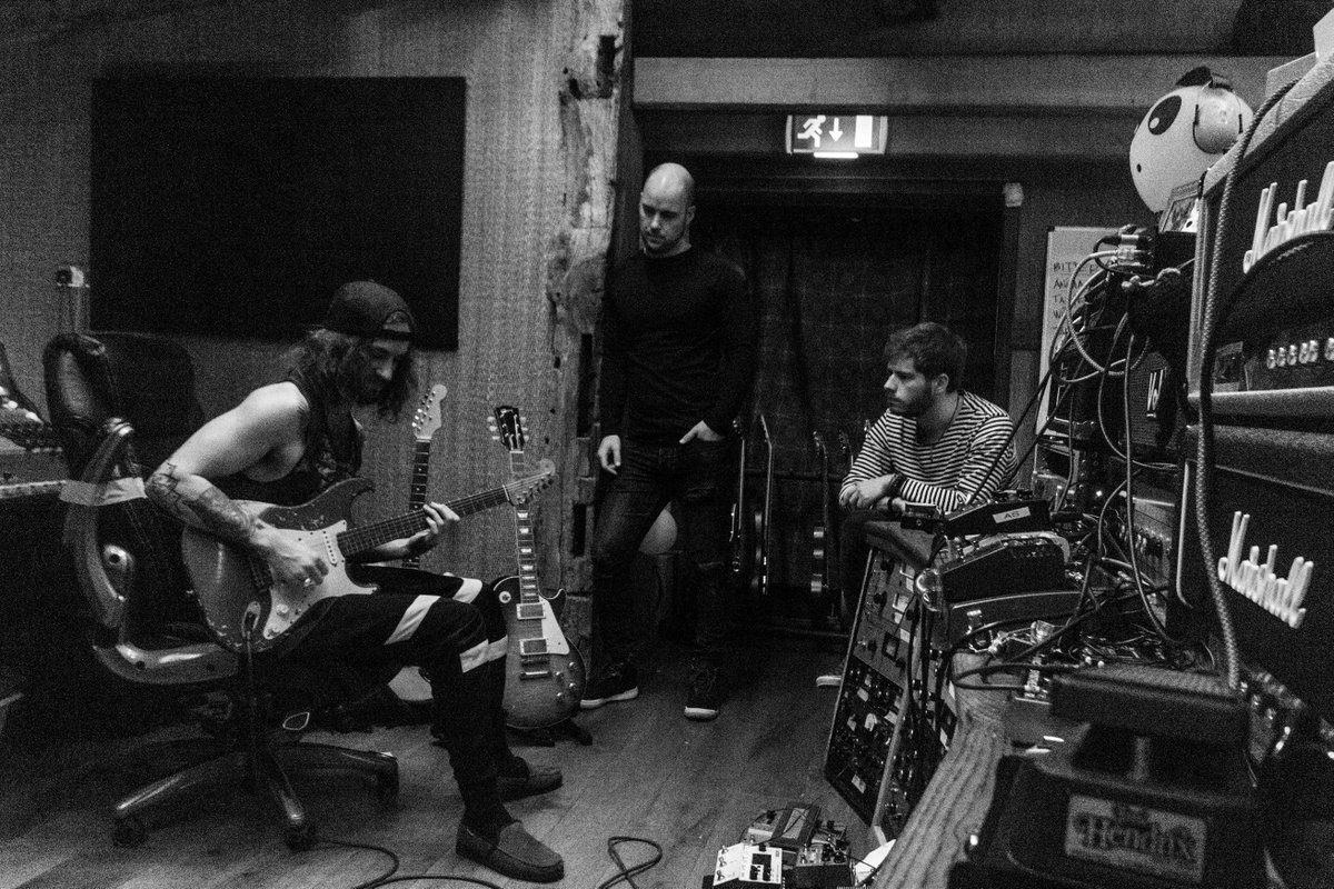 ItsRavenEye's tweet photo. Bass, Guitar, Coffee #barenecessities #rock #album2 #recording #bass #guitar #studio https://t.co/aXoR83Mrp4