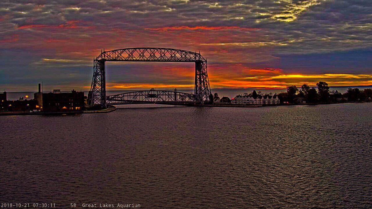 mark_tarello's tweet photo. WOW! Spectacular sunrise seen this morning from Duluth, Minnesota. #Sunrise #Duluth #MNwx https://t.co/q4oh0vSsTw