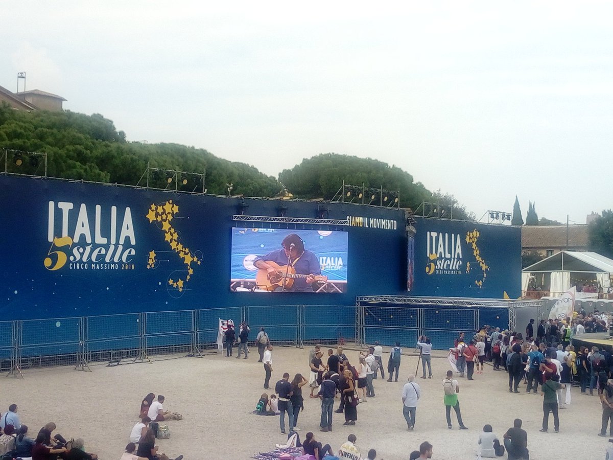 AlessandraDeVi2's tweet photo. Cristiano De André a sorpresa sul palco di #Italia5Stelle2018 https://t.co/vi23KzvALm