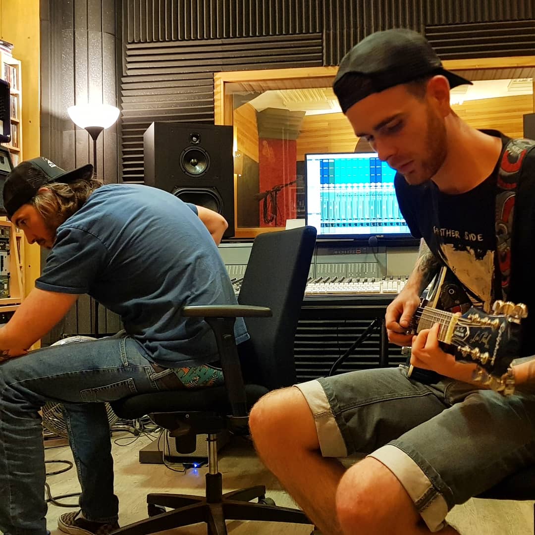 whytrexwhy's tweet photo. On vient de terminer l'enregistrement des guitares et de la basse ! Le résultat est juste dingue !

La suite de l'aventure avec les prises voix le week-end prochain 🎙️

#wtw #whytrexwhy #poppunk #poppunkband #record #ep https://t.co/45Do8XHCIj