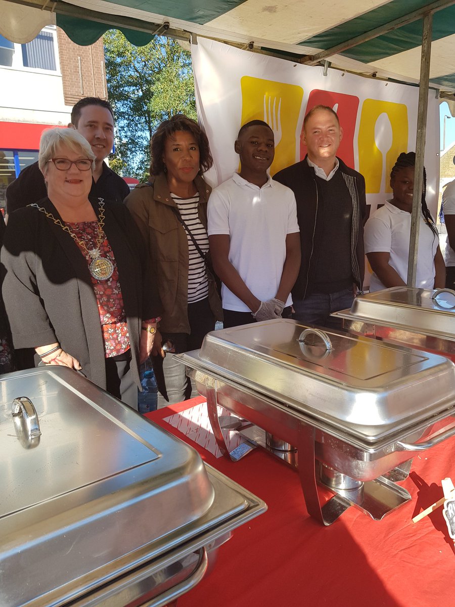 Great day for <a href="/DanLThorpe/">Dan Thorpe</a> to open the first Sunday <a href="/woolwichmarket/">Woolwichmarket</a> today.