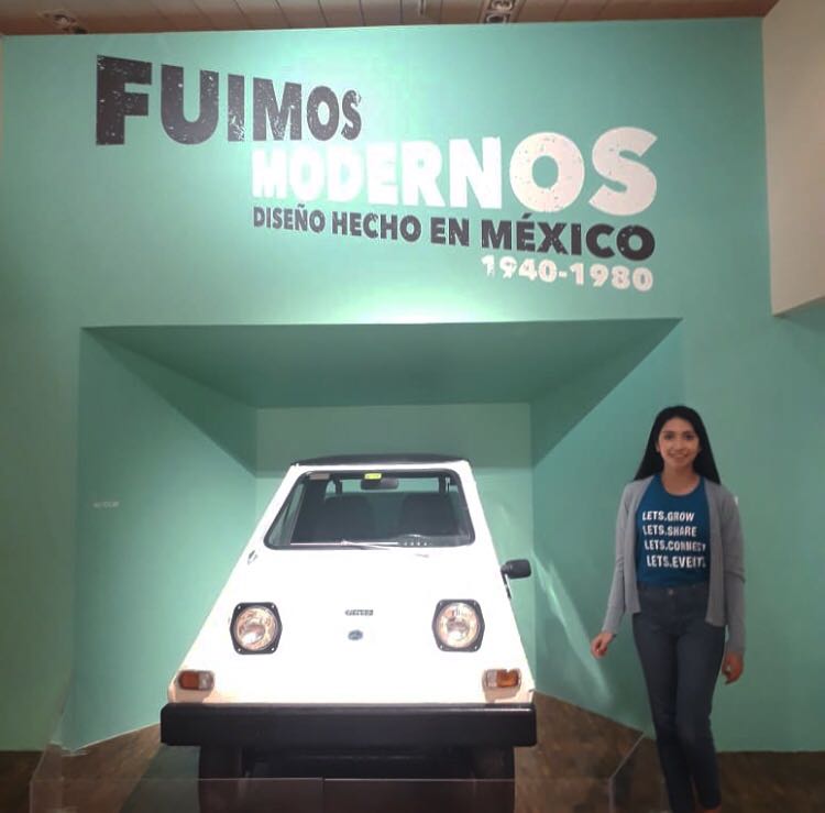 letsevents0's tweet image. Nossos colaboradores são muito importantes! 💙 Na foto, nossa estagiária mexicana Vanessa retornou ao seu país,  tirou fotos com a nossa camisa e nos enviou. 😍😍  Agradecemos pelo carinho e desejamos muito sucesso em sua jornada. #letsTeam #letsEvents #letsNoMexico #letsConnect