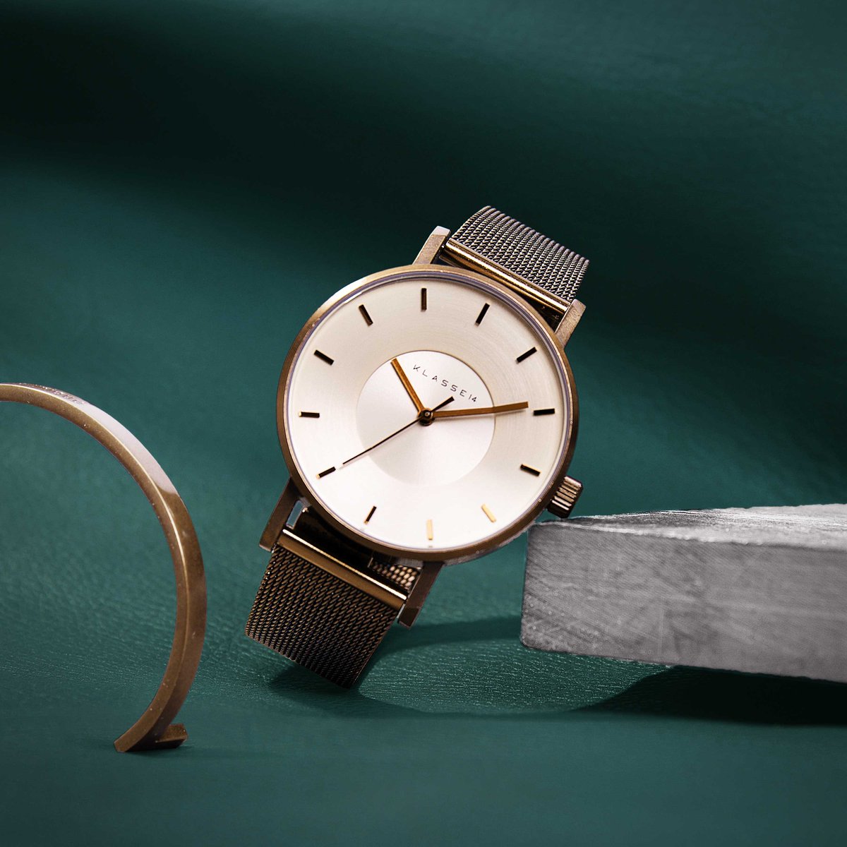 KLASSE_14's tweet photo. Accessories are the exclamation point of a woman's outfit

#klasse14 #ordinarilyunique #volare 

#fashion #accessories #watches #design #jewelry #weekend #timepiece #meshband #minimalist #standout #classic #newcollection #wardrobe #vintage #accessories https://t.co/mAF1FubHbp