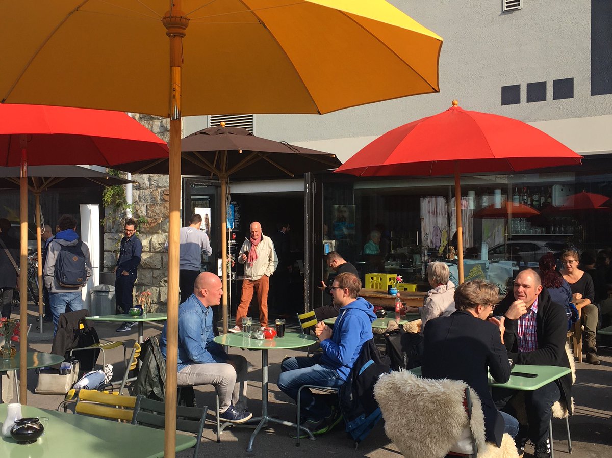 serpentillon's tweet image. Viele weitere Gesprächspaare haben sich unterdessen im Bogen F eingefunden. Der Austausch ist in vollem Gang: angeregt, mit positiver Grundhaltung, aufgeschlossen. #schweizspricht