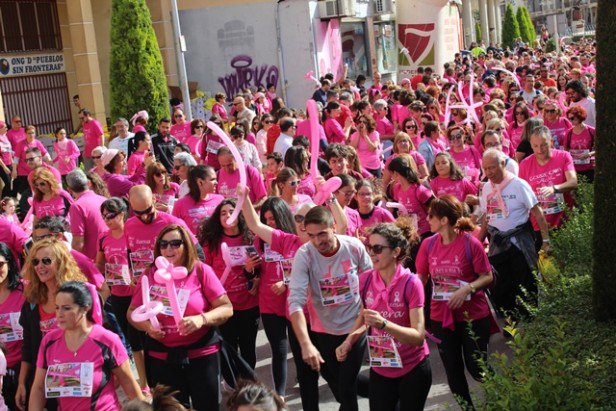 Una gran Marea Rosa contra el cáncer de mama tiñe la Avenida Primero de Julio en la XIV Carrera de la Mujer
