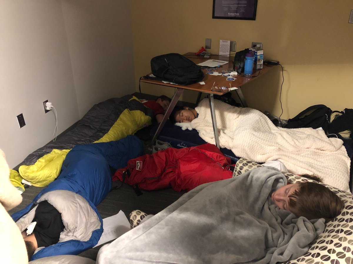 lindajroh's tweet image. Kids have faded we have 1 hour to go at HACK K-State.....Projects submitted! Excited to see all the demos. @ksteen #lpscompsci #hackkstate