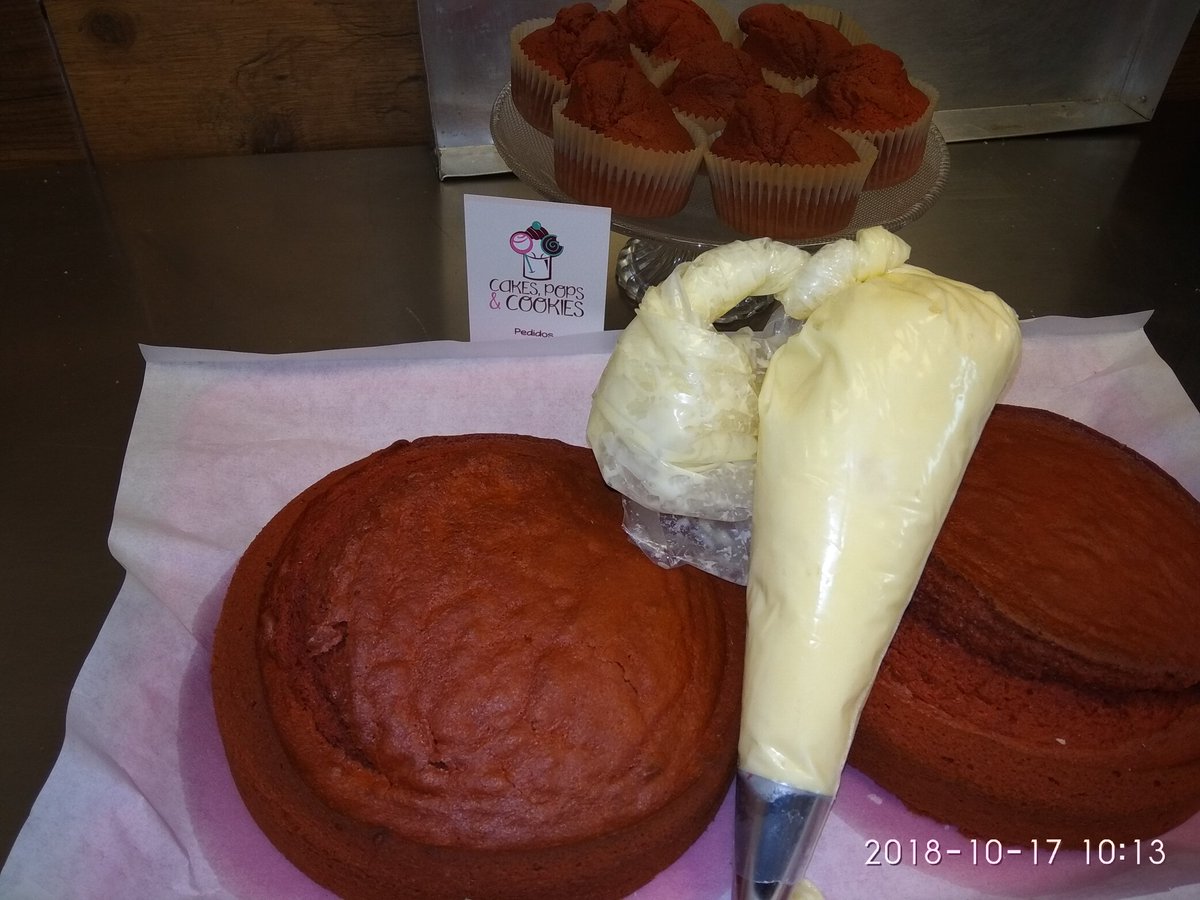 CakesPopsCookie's tweet photo. Red velvet time!! https://t.co/xqrk8KzUHc