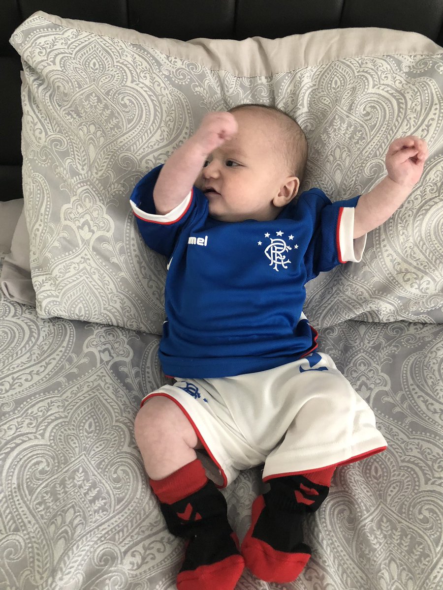 KK14REN's tweet photo. The wee man watching the game @RangersFC #weebear #RangersFamily #son 🔴⚪️🔵 https://t.co/IZgjMeF6Yf