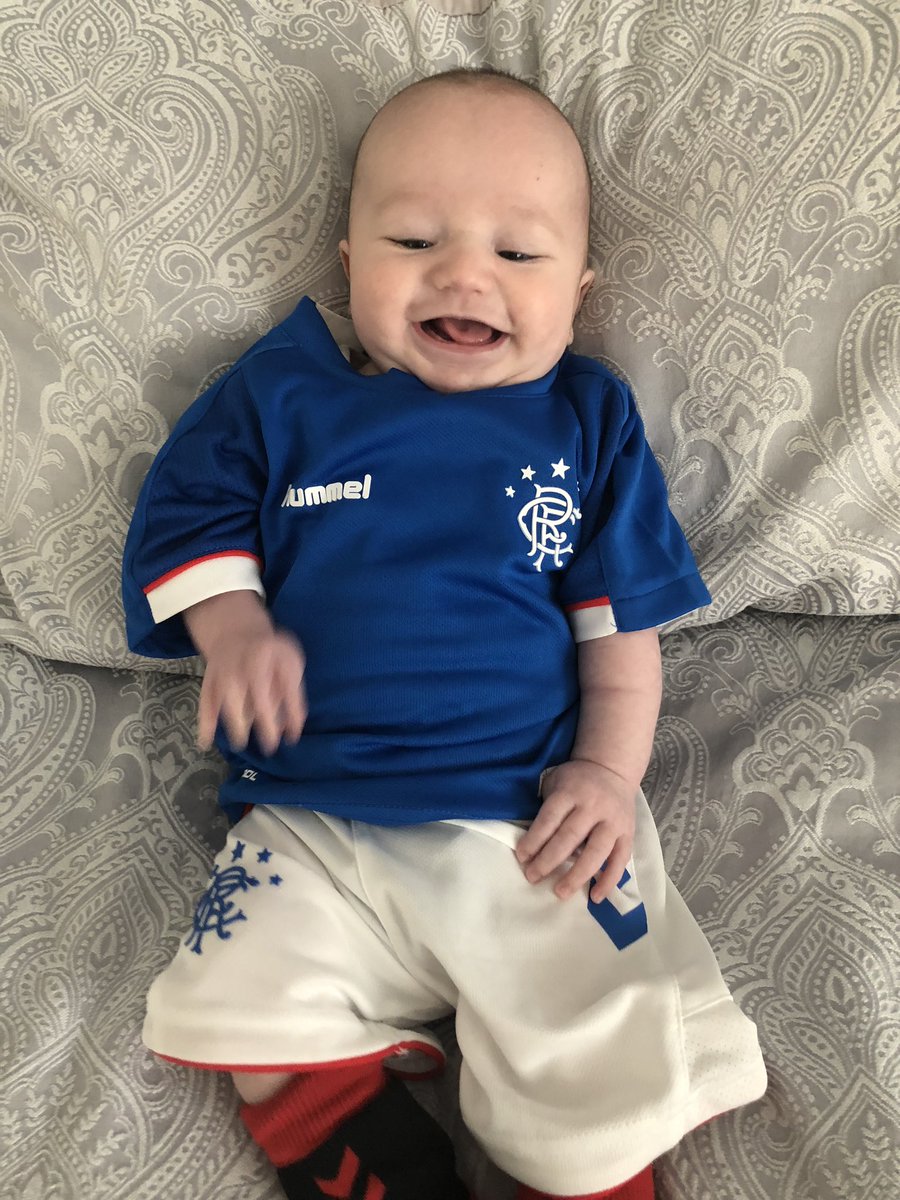 KK14REN's tweet photo. The wee man watching the game @RangersFC #weebear #RangersFamily #son 🔴⚪️🔵 https://t.co/IZgjMeF6Yf