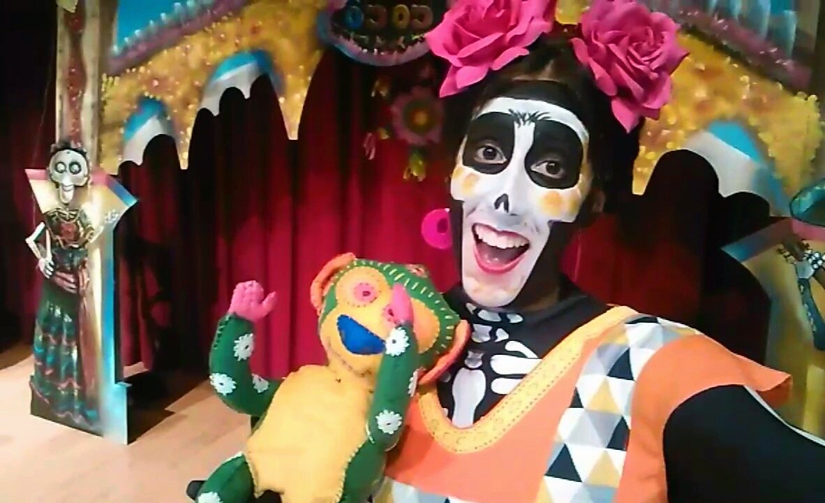 carovargasmusic's tweet photo. Qué finde más bonito 😍. Ya estrenamos y empezamos con el tour Coco 🇲🇽💃. Recuérdame 🎶 #Coco #CocoelMusical https://t.co/YFmCFiVA04